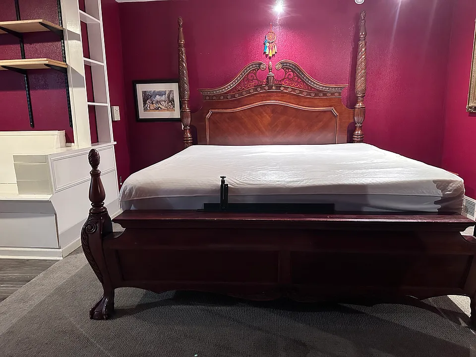 King size commfy bed with firm mattress.