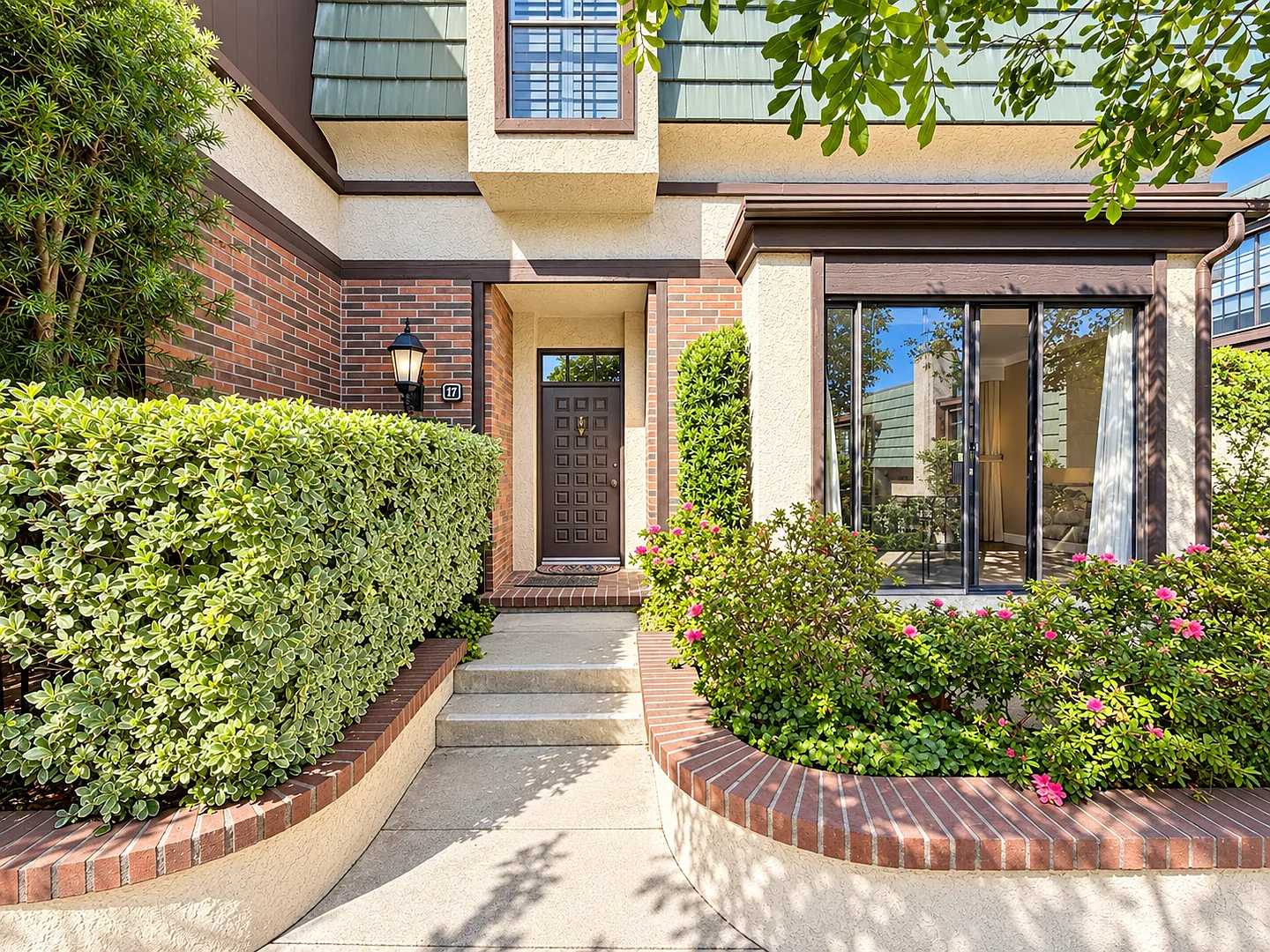 Luxury Living on Prestigious South Orange Grove Boulevard — Photo 2