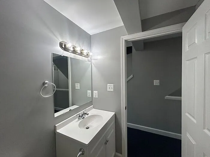 1200 E Madison St — Photo 11
