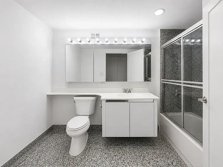 213 E 37th St #1F — Photo 14