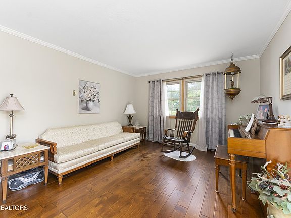 3rd image of 185 Chapel Heights Ln