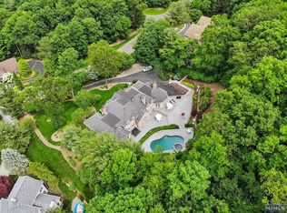 27 Shinnecock Trl, Franklin Lakes, NJ 07417