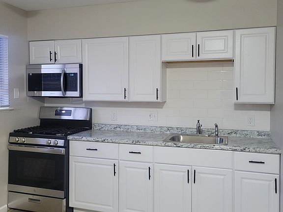 4th image of 174 Clover Ln #1