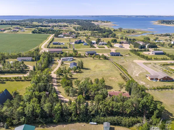 4113 13v St NW, Garrison, ND 58540