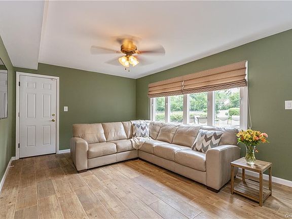 5th image of 37 Twin Elms Ln