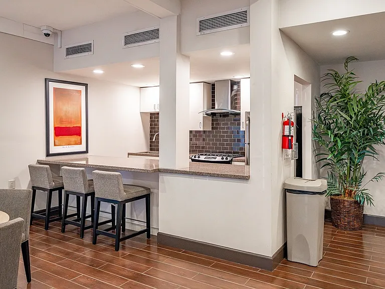 Oak Park Apartments — Photo 8