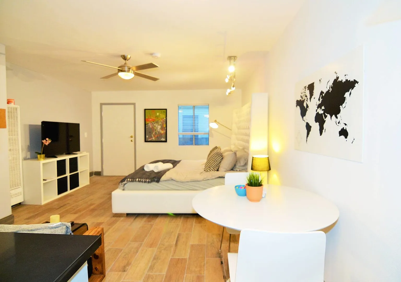 Studio Off of Sunset Strip W/ King Bed — Photo 3