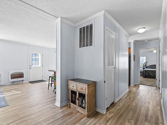 5th image of 366 Victoria Dr
