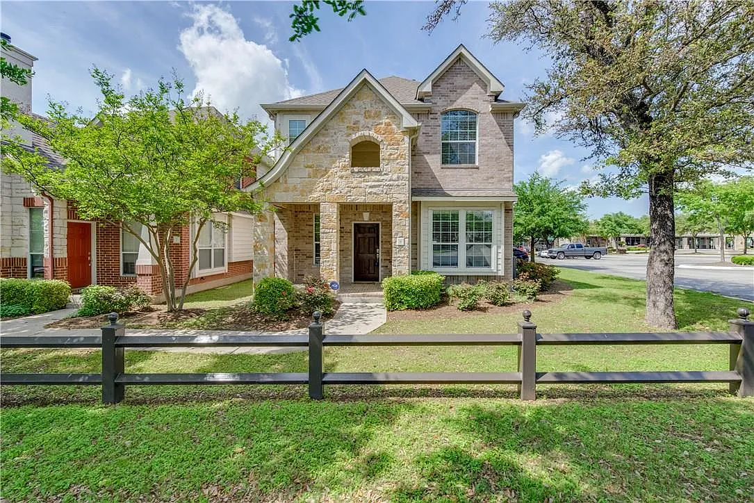 3 bed, 2.5 bath, 2018 sqft, $2,300 — Photo 2