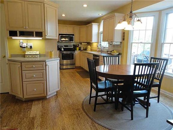 5th image of 1049 Lakemont Dr