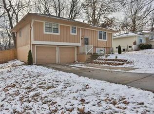 414 SW Parkwood Dr, Blue Springs, MO 64014