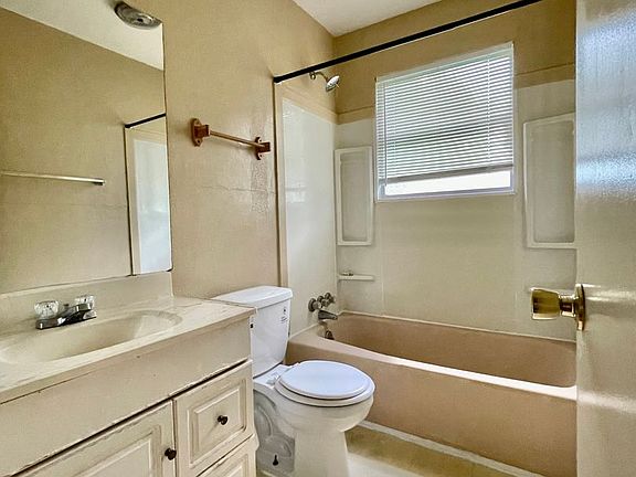 5th image of 2207 Davis Dr