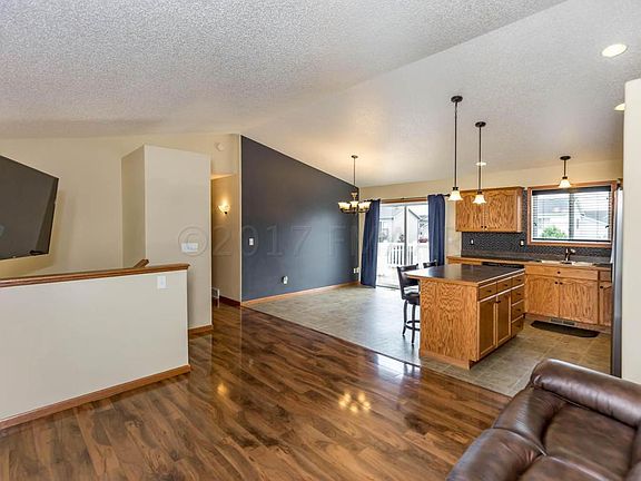 4th image of 634 36th Ave W