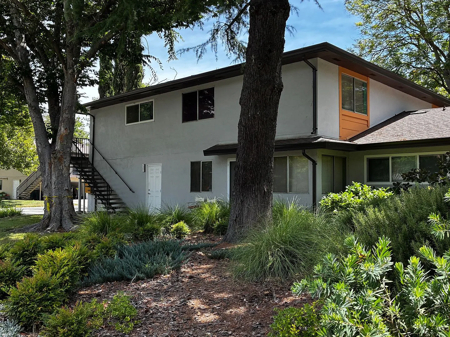 2 bedroom 1 bath upstairs 4-Plex unit — Photo 2
