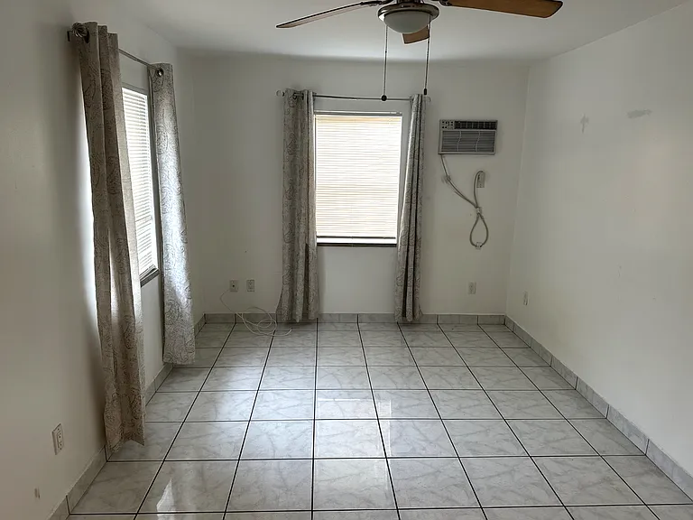 31 SW 10th St — Photo 5