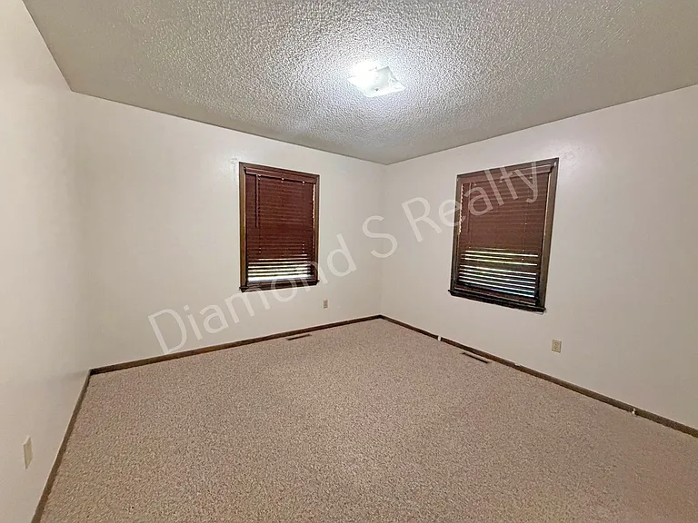 2750 N Howard Ave — Photo 12
