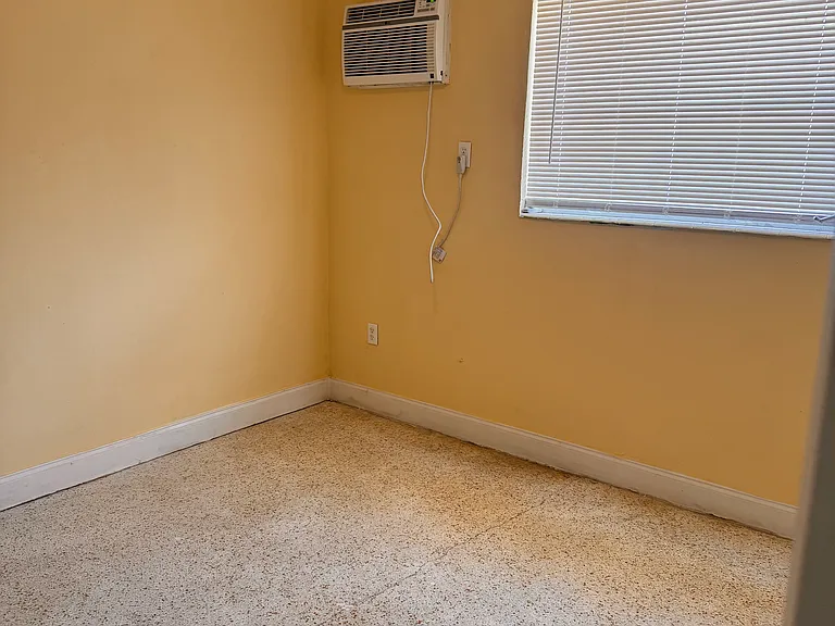 1419 SW 5th St #5 — Photo 6