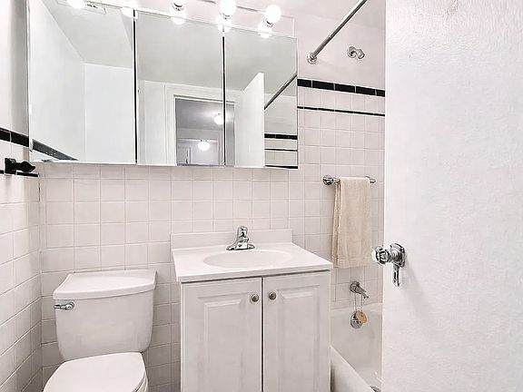 4th image of 108 E 38th St APT 709