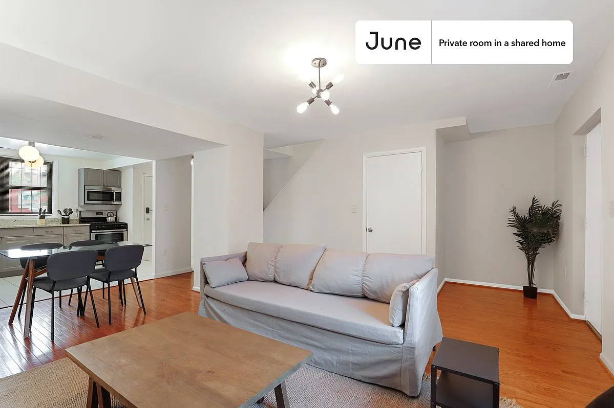 Full bedroom in 5 bed/2 bath home in Logan Circle #416 2B — Photo 4