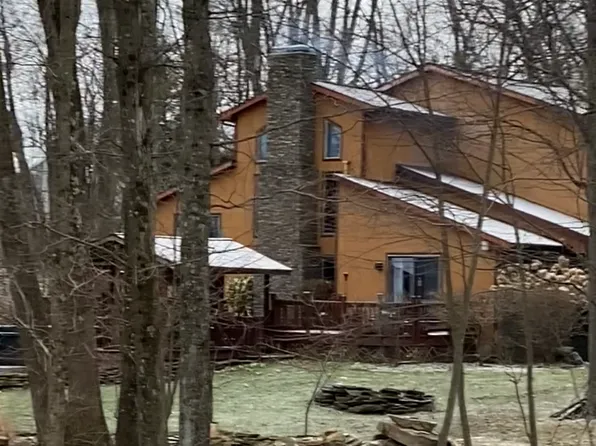 31 Hilltop Dr, Shavertown, PA 18708