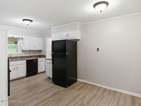 5th image of 126 Colonial Dr