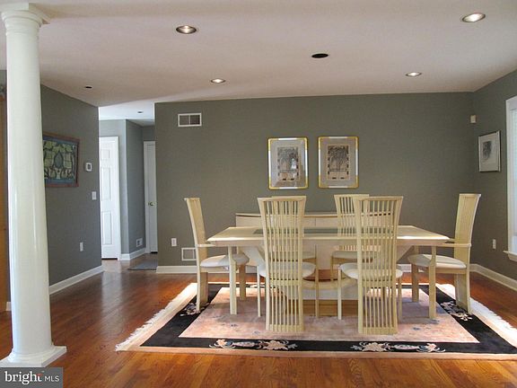 4th image of 328 W Charlotte St