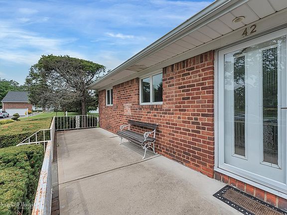 4th image of 42 Birchwood Park Cres