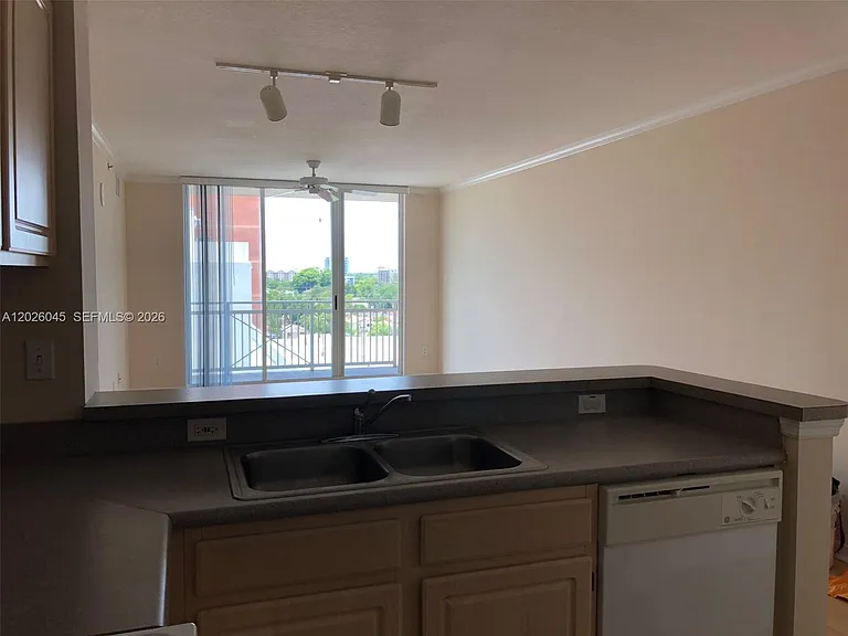 2665 SW 37th Ave #814 — Photo 6