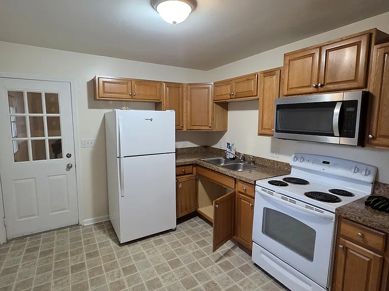 1875 Pineview Dr — Photo 3