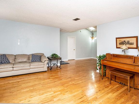 5th image of 816 Tarawood Ln