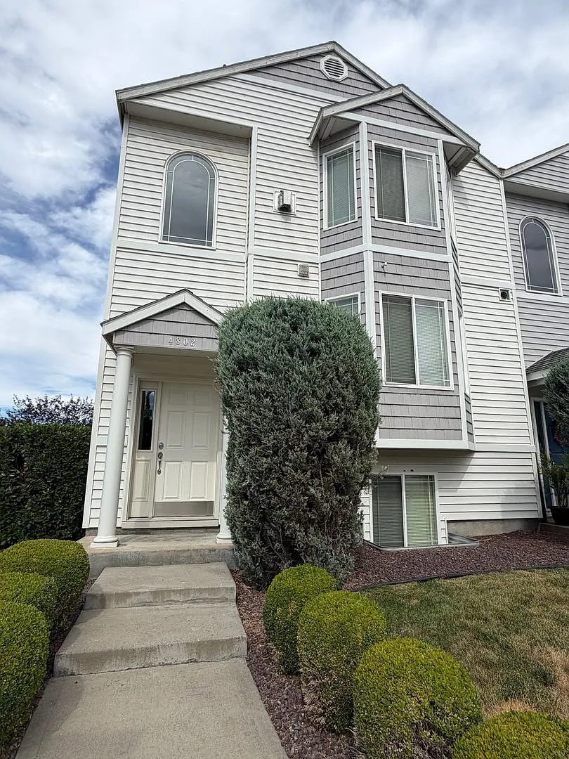3 bed 3.5 bath townhome in central rd 68 location — Photo 1