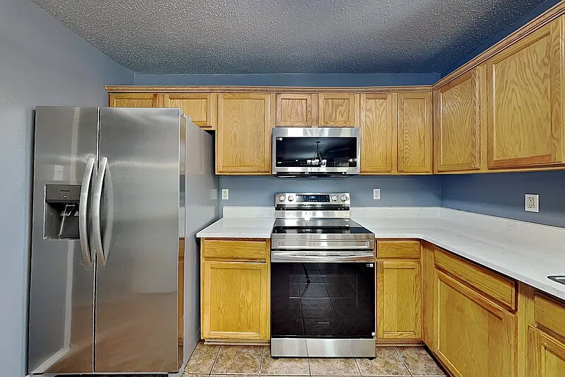 4 bed, 2.5 bath, 2700 sqft, $2,800 — Photo 3
