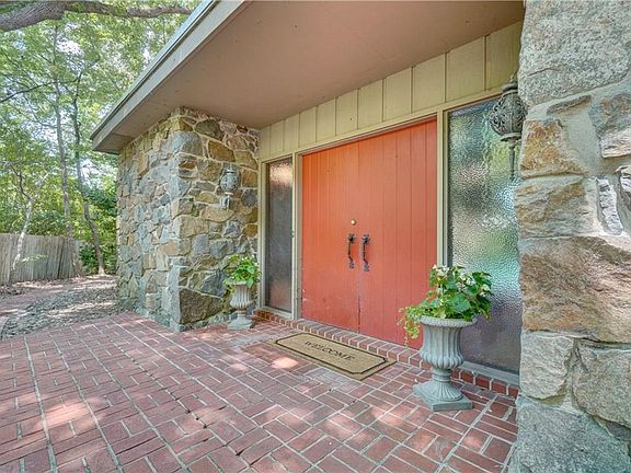 3rd image of 933 Queen Elizabeth Dr