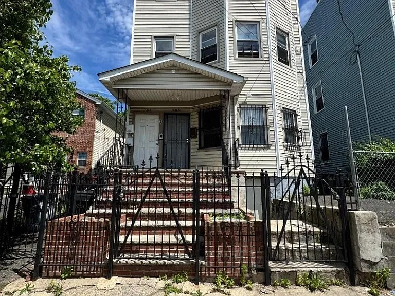 784 S 19th St — Photo 1