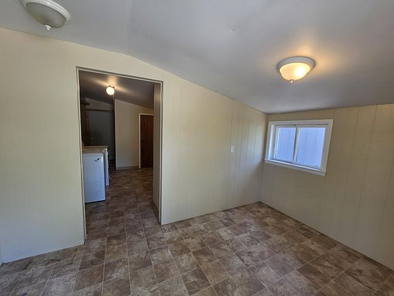 2nd image of 915 W 11th St