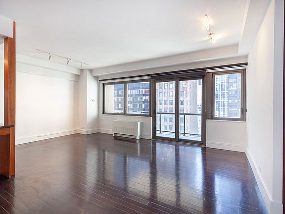 3rd image of 58 W 58th St APT 12E