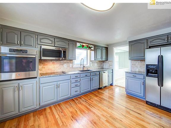 Newly updated kitchen, new appliances, frig stays.