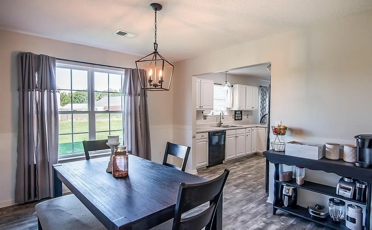 4 bed, 2.5 bath, 2202 sqft, $2,200 — Photo 3