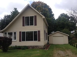105 Lincoln St, Crystal, MI 48818