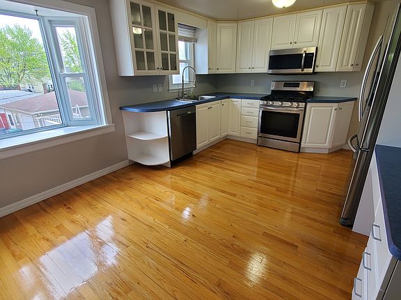 3rd image of 18 Glenside Ct Floor 2