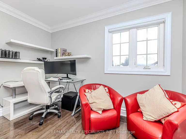 121 Boxwood Cres — Photo 32