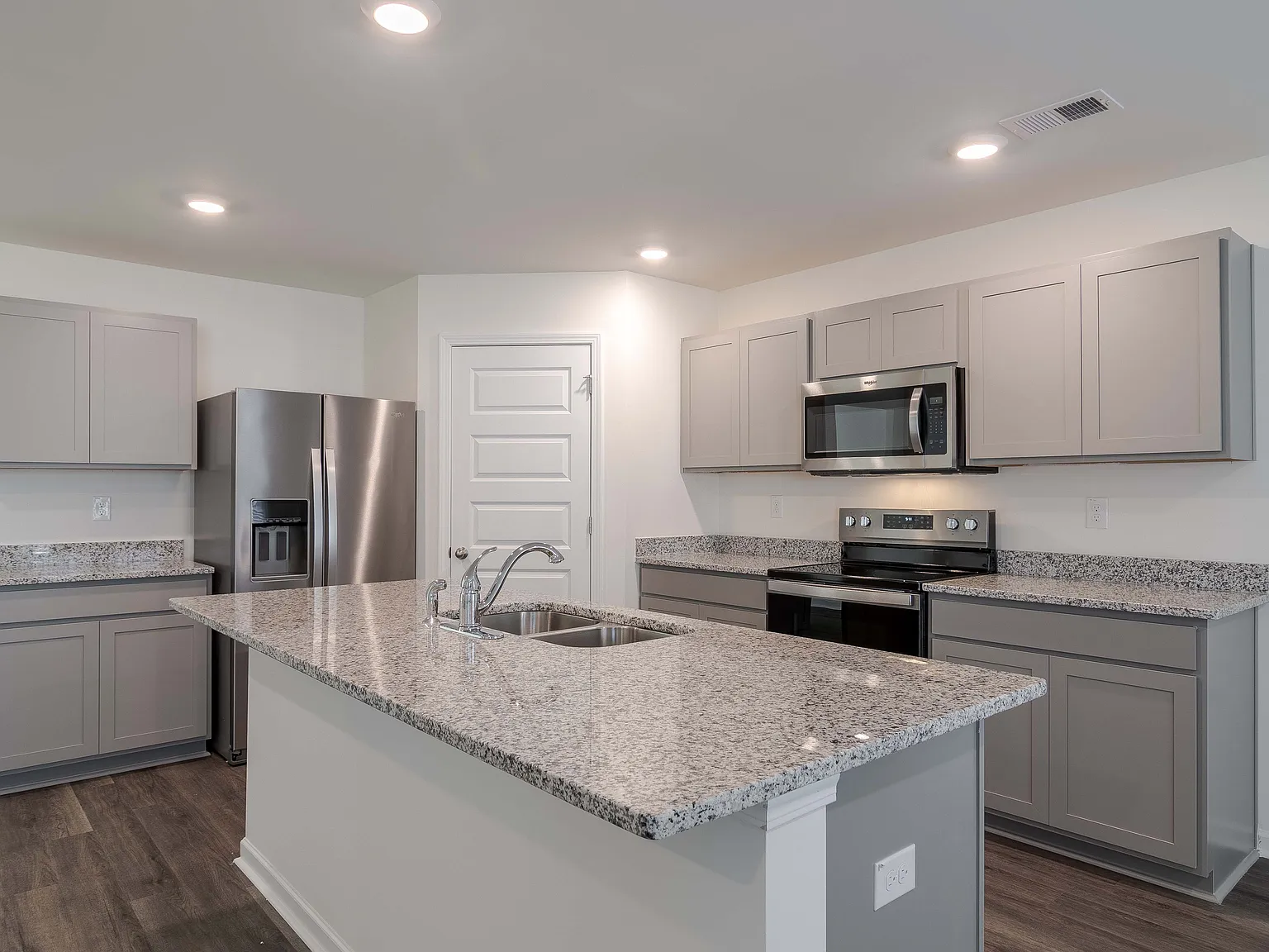 5 bed, 2511 sqft, $2,500 — Photo 2