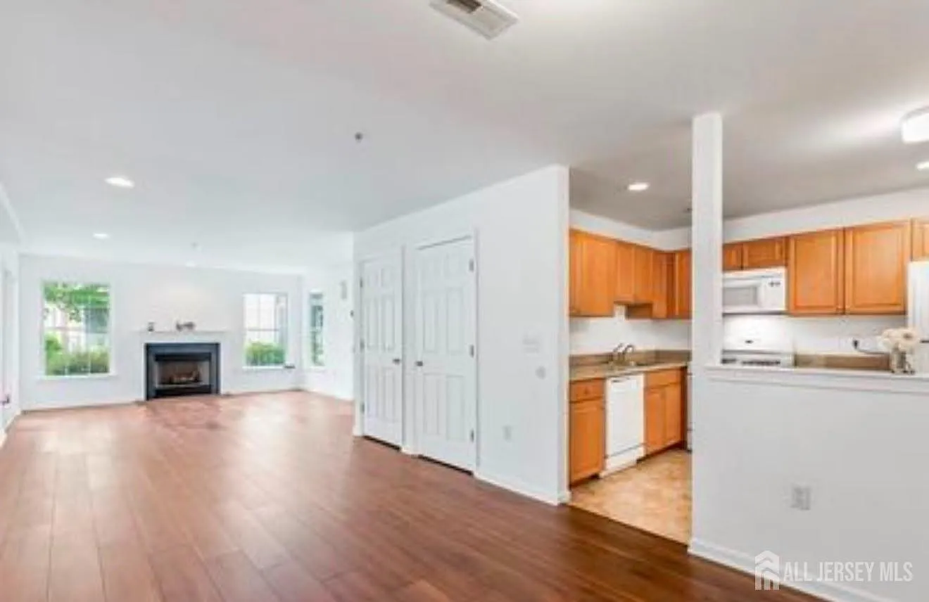 2 bed, 2.0 bath, 1174 sqft, $2,600 — Photo 2