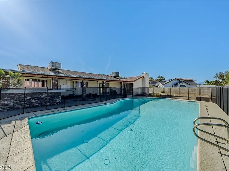6760 W Oakey Blvd — Photo 38