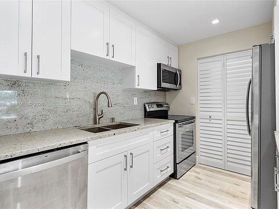 4th image of 230 Lakeview Dr APT 106