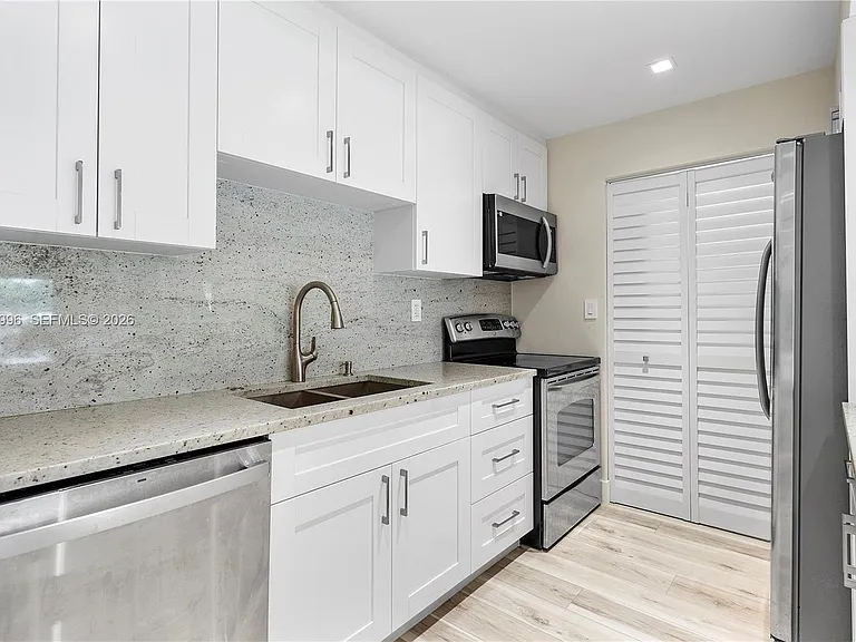 230 Lakeview Dr #106 — Photo 4