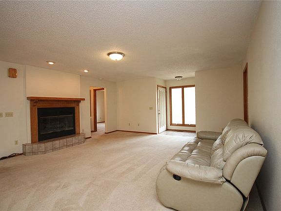 3rd image of 6 N Basildon Dr