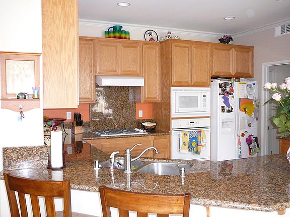 great kitchen w/ granite