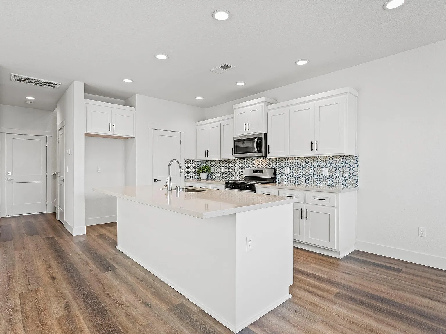 3 bed, 2.5 bath, 1849 sqft, $3,250 — Photo 4