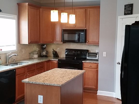 Updated kitchen w/granite.